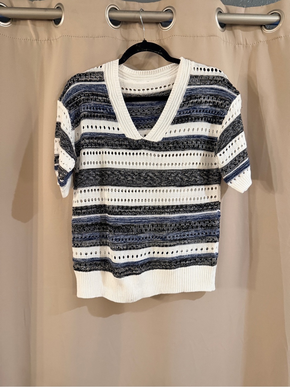 Source Unknown White and Navy Striped V‑Neck Knit Top